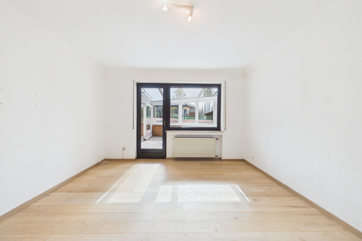 CAM04002G0-PR0100-STILL018